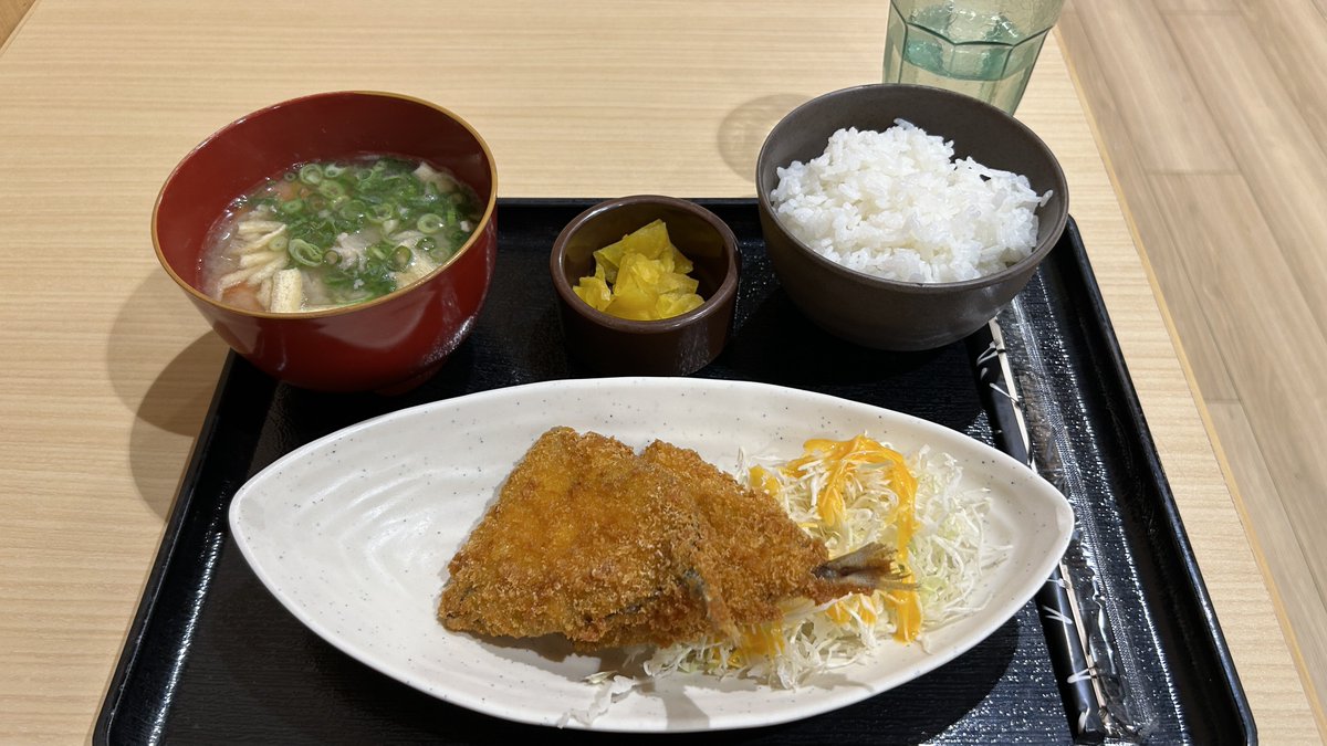 hatcho_8cho's tweet photo. 会いたかったよ〜
おなかすいた定食〜(´ε｀ ) https://t.co/9xZ65lpi7K