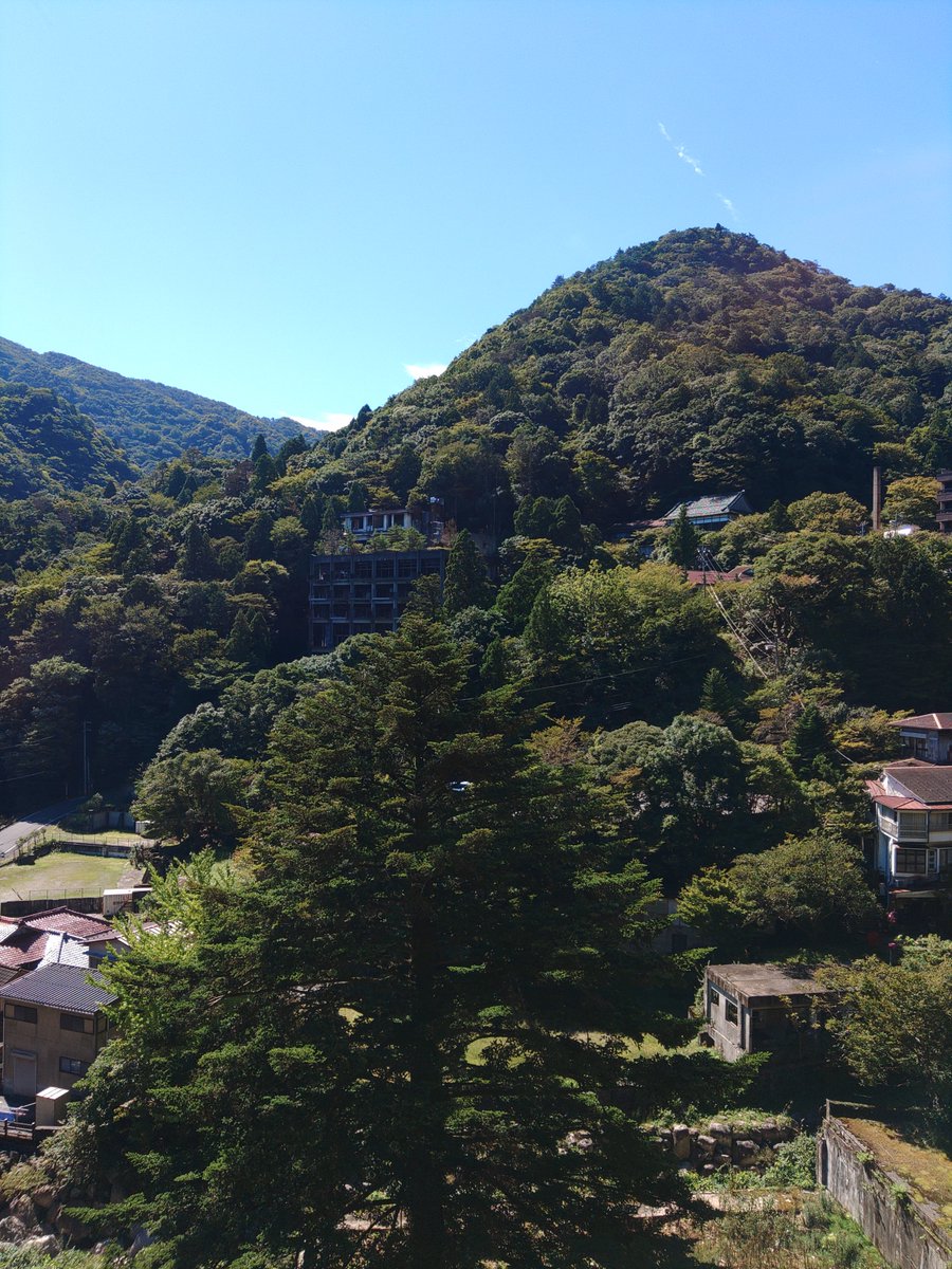utako_amarillo's tweet photo. 格好いい廃ホテルだ🤩
と喜んでいたら、どうやら有名な心霊スポットらしい
そして放火で全焼だとか

不法侵入ダメ！絶対！！ https://t.co/w7Ysepv5hP