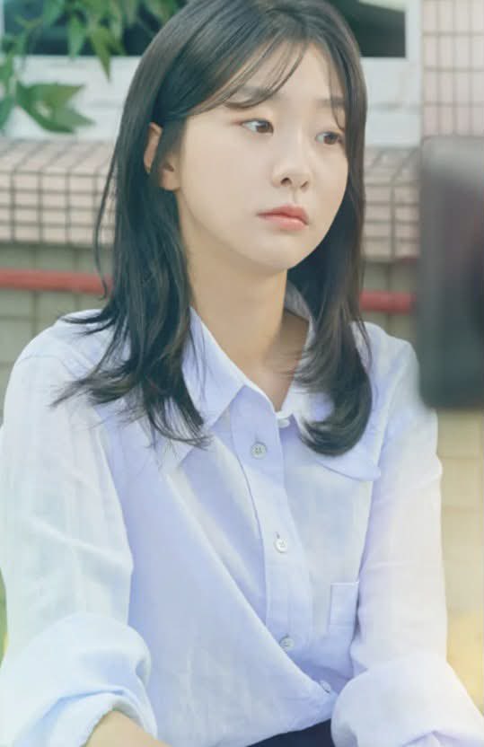 247blanc's tweet photo. 외모 억까 심하게 당하는 배우 원탑

화면만 보면
‘어? 생각보다 평범한데?’
이런 반응 나오는 거 이해함 ㅋㅋ

근데 또 예쁜 일반인이랑은 결이 다름

특히 실제로 보면 의외로 얼굴 작고
전체적인 비율이 확 살아나는 타입인데

그래서 김다미는
실물에서 반전 오는 배우 같음

일반인 같다는 말도
김다미 옆에 딱 한번 세워놓으면 
바로 철회할 듯 ㅋㅋㅋㅋ
