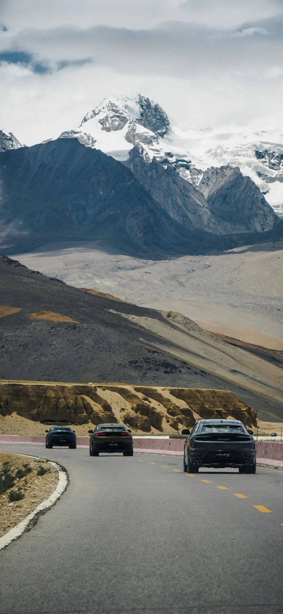 ce6f22darbr692v's tweet photo. [The solemn convoy glides, no need to mock its quiet rhythm—peace moves softly through.] https://t.co/huN4lQzTWW