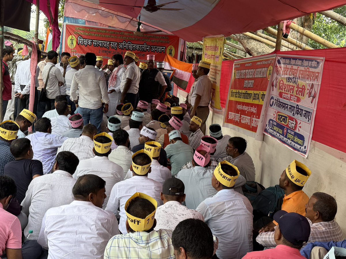Sandeep_Saurav_'s tweet photo. आज पटना के गर्दनीबाग में 7वें वेतनमान, पुरानी पेंशन समेत लंबित मांगों को लेकर शिक्षकों के अनिश्चितकालीन अनशन में शामिल हुआ।

जो शिक्षक पीढ़ियों का भविष्य गढ़ते हैं, उन्हें अपने हक़ के लिए भूखे बैठने पर मजबूर करना सरकार की विफलता है।

अब आश्वासन नहीं—अधिकार चाहिए। शिक्षकों के संघर्ष के साथ हम मजबूती से खड़े हैं।