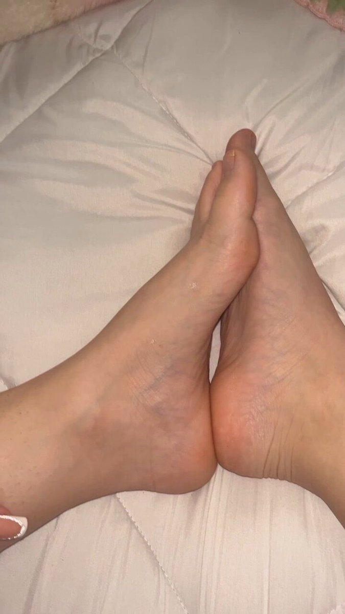 SilaFidan's tweet photo. Kışla beraber bende geldimm 🤤😋 hadi oje rengimi seçelimm ♥��🖤🤍 hangisi?? ❤️‍🔥 #ayak #sahibe #ayakkölesi #ayakfetişi https://t.co/OEwlBdppsU