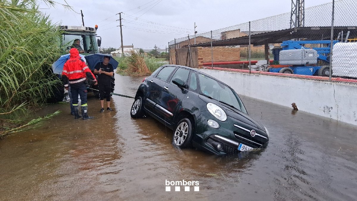 bomberscat's tweet photo. 🔴 Actualització #INUNCAT:  
De les 08h a les 10h, #bomberscat hem rebut 32 nous avisos d'incidències per l'acumulació d'aigua al Baix Ebre i al Montsià. La majoria són inundacions i vehicles amb problemes de mobilitat. 

Total #RETerresEbre 128 avisos

📷 Camí d'Anguera, Tortosa https://t.co/ywLsa4zWT2