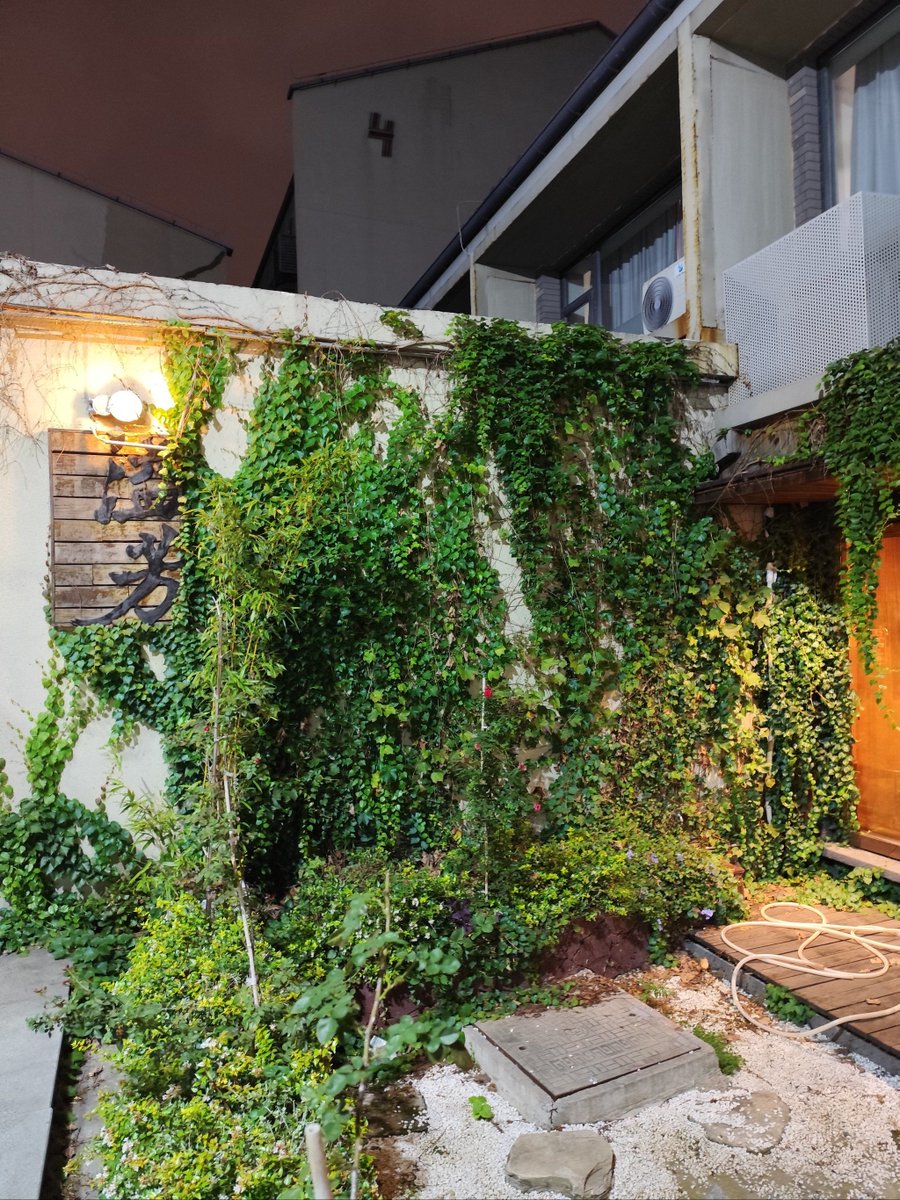 athaya_fatih's tweet photo. [Found a cozy spot with a unique幢谓倌芭觅 vibe, perfect for a quick break!]， https://t.co/oNYqZtu5M2