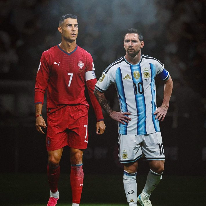 TouchlineX's tweet photo. 🚨🗣️ 𝗡𝗘𝗪: Thomas Müller on who the GOAT is, Cristiano Ronaldo or Lionel Messi:

"I get this question a lot. The first 10 years of my career I always went with Cristiano Ronaldo. And I ALWAYS lost against him!"

"But when I look at the whole picture, Lionel Messi is the greatest footballer."