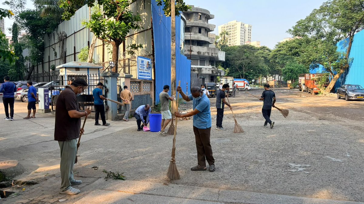 airnews_mumbai's tweet photo. #Mumbai : मुंबईतील एनटीपीसी वेस्टर्न रिजन - १ मुख्यालयातील अधिकारी-कर्मचारी आणि त्यांच्या कुटुंबीयांनी ‘स्वच्छता’ या संकल्पनेअंतर्गत #NTPC निवासी संकुल परिसरात स्वच्छता मोहिमेत सहभाग घेतला. 

#CEO, #NPUNL आणि कार्यकारी संचालक (अणु) ए. पी. समल यांच्या नेतृत्वाखाली झालेल्या या उपक्रमातून स्वच्छता, पर्यावरण संवर्धन आणि सामूहिक जबाबदारीचा संदेश देण्यात आला.

#NTPC #Swachhta #Mumbai #SwachhBharat