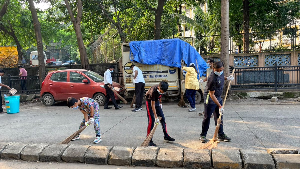 airnews_mumbai's tweet photo. #Mumbai : मुंबईतील एनटीपीसी वेस्टर्न रिजन - १ मुख्यालयातील अधिकारी-कर्मचारी आणि त्यांच्या कुटुंबीयांनी ‘स्वच्छता’ या संकल्पनेअंतर्गत #NTPC निवासी संकुल परिसरात स्वच्छता मोहिमेत सहभाग घेतला. 

#CEO, #NPUNL आणि कार्यकारी संचालक (अणु) ए. पी. समल यांच्या नेतृत्वाखाली झालेल्या या उपक्रमातून स्वच्छता, पर्यावरण संवर्धन आणि सामूहिक जबाबदारीचा संदेश देण्यात आला.

#NTPC #Swachhta #Mumbai #SwachhBharat