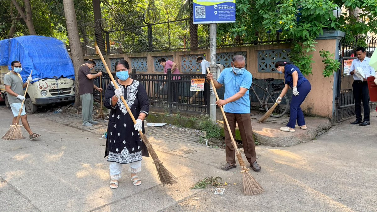 airnews_mumbai's tweet photo. #Mumbai : मुंबईतील एनटीपीसी वेस्टर्न रिजन - १ मुख्यालयातील अधिकारी-कर्मचारी आणि त्यांच्या कुटुंबीयांनी ‘स्वच्छता’ या संकल्पनेअंतर्गत #NTPC निवासी संकुल परिसरात स्वच्छता मोहिमेत सहभाग घेतला. 

#CEO, #NPUNL आणि कार्यकारी संचालक (अणु) ए. पी. समल यांच्या नेतृत्वाखाली झालेल्या या उपक्रमातून स्वच्छता, पर्यावरण संवर्धन आणि सामूहिक जबाबदारीचा संदेश देण्यात आला.

#NTPC #Swachhta #Mumbai #SwachhBharat