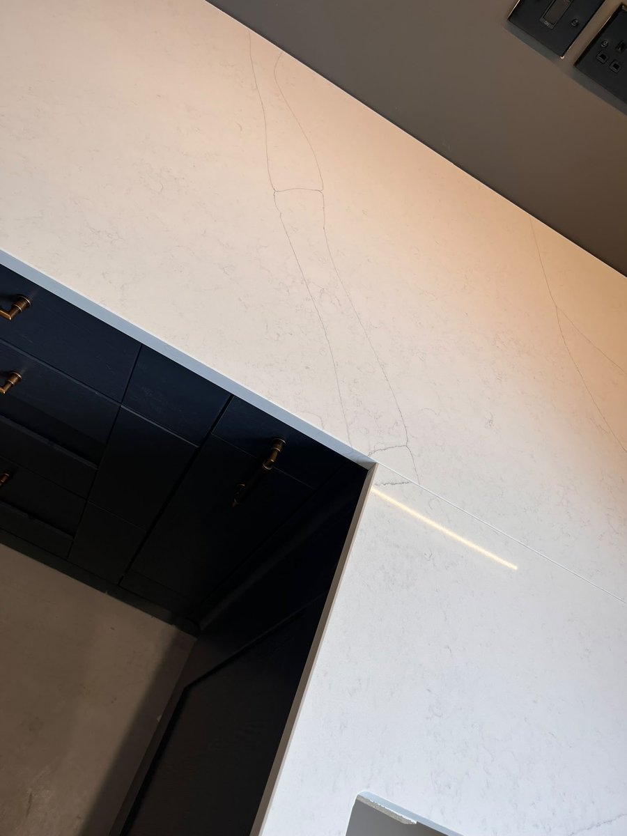 richardletts4's tweet photo. @Wickes please explain to me how you think this is acceptable.

We have now received our worktops, and the difference between the original in-store sample, the worktop supplier’s sample, and the worktop that has actually been delivered is absolutely shocking.
Part 1 https://t.co/eg5NYbw3VS