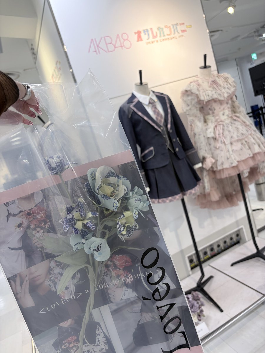 mionnn_48's tweet photo. なんと！！！この豪華ラインナップにまさかの『翼はいらない』が！！！
嬉しすぎてこれは絶対お部屋に飾りたいと思い #TOKYO_ISSUE お邪魔してきました…🤍
推し花めーっちゃ可愛いし一生残るって素敵、今ならまだゲットできるみたいなので皆さんもぜひ足を運んでみてね💐
#オサレカンパニー #Lovéco https://t.co/JgtICkiR9I