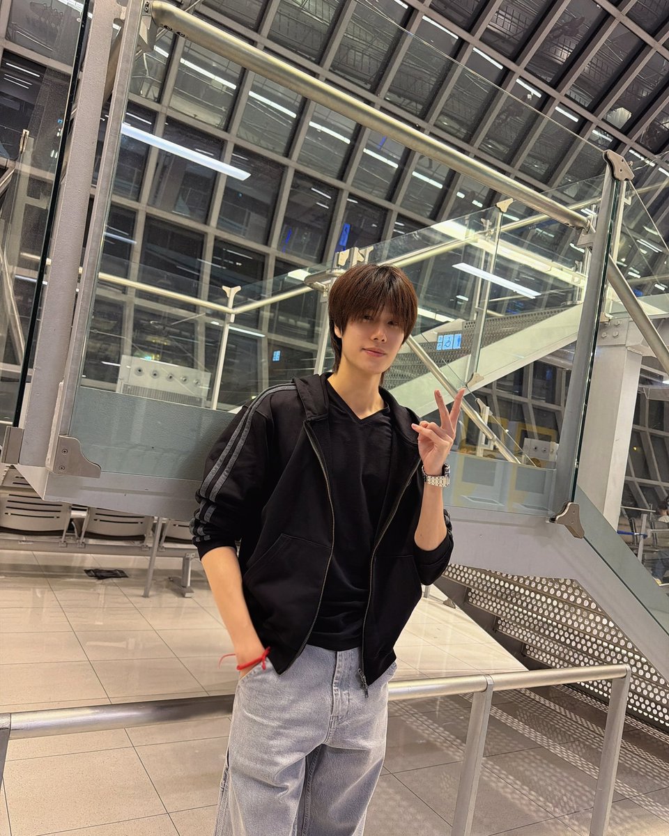 permheadphones_'s tweet photo. #phuwintang 
comfy outfit ,no makeup &amp; fluffy hair <3 https://t.co/3julgXmdOb