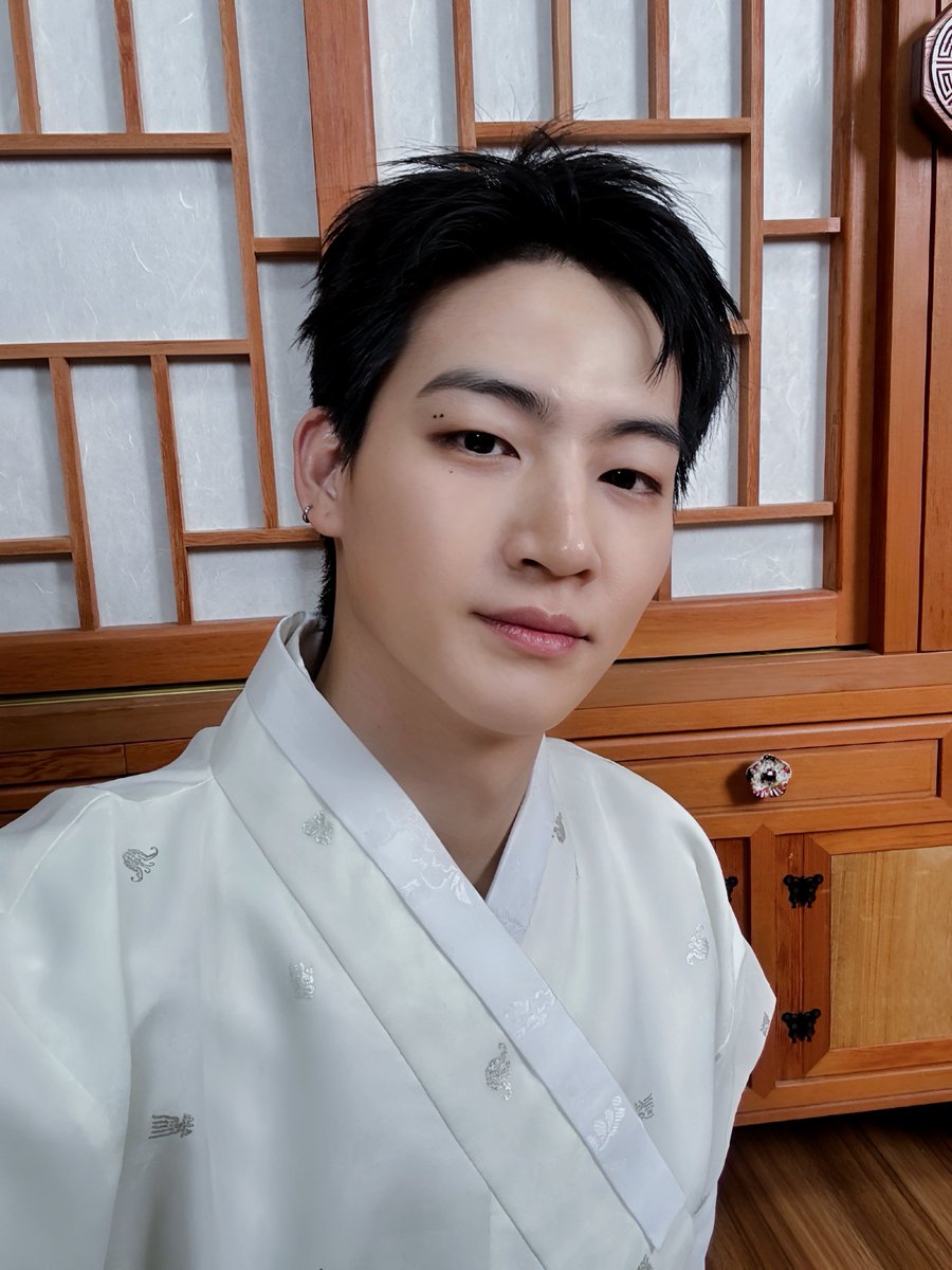 jaybmoment's tweet photo. I may only admire you from afar, but your presence has a way of making my little world brighter. Thank you ✨💚 

#JAYB #제이비 #재범 #Jaebeom @defjaybkr https://t.co/WLK8zX2UAZ