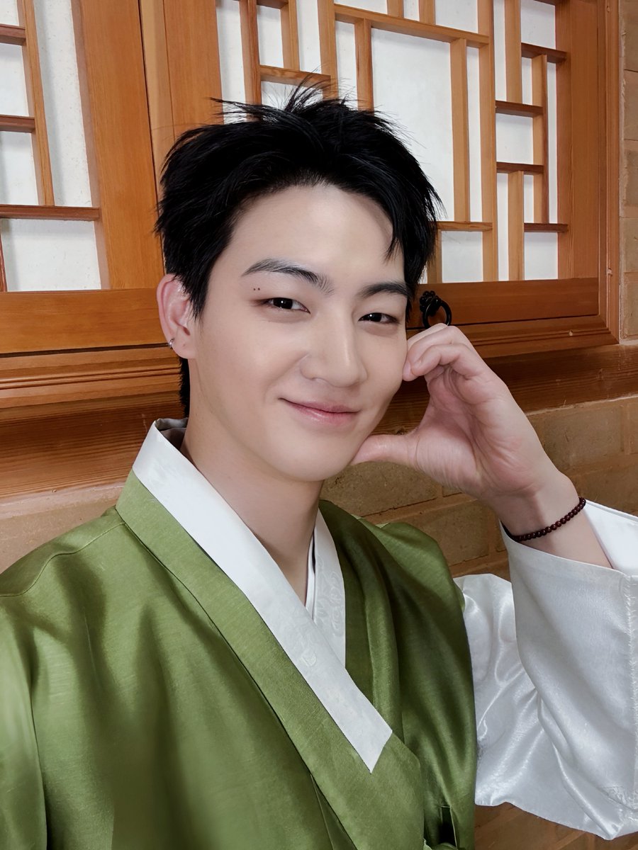 jaybmoment's tweet photo. I may only admire you from afar, but your presence has a way of making my little world brighter. Thank you ✨💚 

#JAYB #제이비 #재범 #Jaebeom @defjaybkr https://t.co/WLK8zX2UAZ