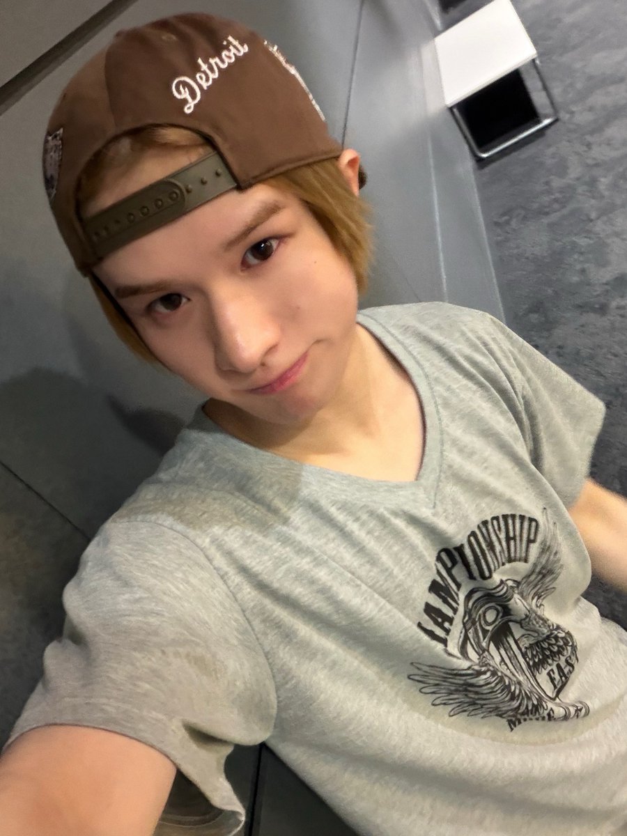 notyournoahs's tweet photo. ⠀ 

ㅤ✎「  #2GETHER47   」
⤹  💬  ；𝒇𝒓𝒐𝒎 𝗡𝗢𝗔𝗛 🐤

Stretching done, shoes on! 🪞
Heading out for a quick run sebelum udaranya makin panas. 런닝 준비 완료! Don't forget to stay hydrated ya guys! See ya!✌️

@OFCTWG @NATIONFFICIAL 

⠀ https://t.co/xARl9Ze1O1