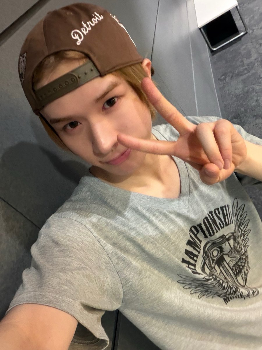 notyournoahs's tweet photo. ⠀ 

ㅤ✎「  #2GETHER47   」
⤹  💬  ；𝒇𝒓𝒐𝒎 𝗡𝗢𝗔𝗛 🐤

Stretching done, shoes on! 🪞
Heading out for a quick run sebelum udaranya makin panas. 런닝 준비 완료! Don't forget to stay hydrated ya guys! See ya!✌️

@OFCTWG @NATIONFFICIAL 

⠀ https://t.co/xARl9Ze1O1