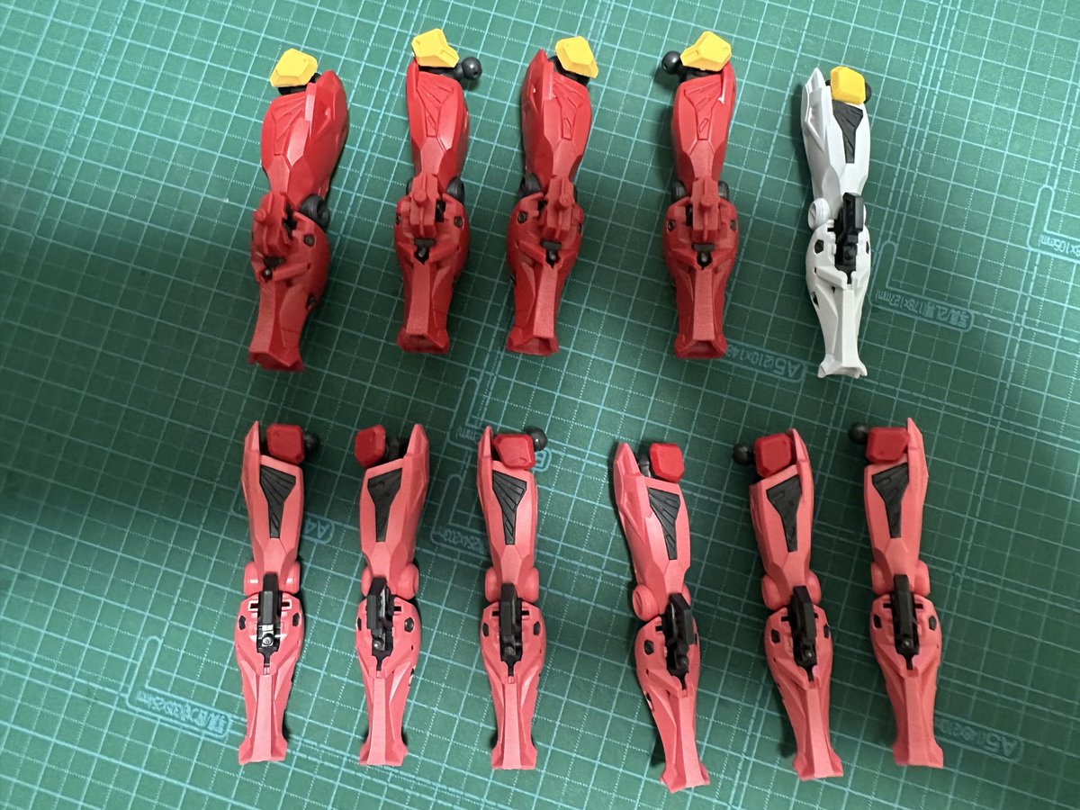 KIKUCHI572u's tweet photo. 今日は朝から下痢🤣

そんな中、赤いガンダムと軽キャノンのパーティングライン消し＆ヤスリ掛け。

……しかも、なぜか大量。

なぜこんなに大量にあるのか。
その秘密は……

いつかわかるだろう😏

とりあえず今日はひたすら削る。
腹も削られてるけど🤣

#ガンプラ
#ガンプラ好きと繋がりたい
#ガンプラライフ