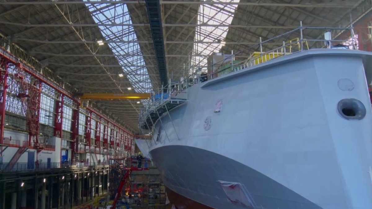 forummilitairef's tweet photo. 🇫🇷⚓ 𝗟𝗮 𝗙𝗿𝗮𝗻𝗰𝗲 𝗱𝗼𝗻𝗻𝗲 𝘂𝗻𝗲 𝗹𝗲𝗰̧𝗼𝗻 𝗶𝗻𝗱𝘂𝘀𝘁𝗿𝗶𝗲𝗹𝗹𝗲 𝗮̀ 𝘁𝗼𝘂𝘁 𝗹𝗲 𝗰𝗮𝗺𝗽 𝗼𝗰𝗰𝗶𝗱𝗲𝗻𝘁𝗮𝗹 𝗲𝗻 𝗰𝗼𝗺𝗺𝗲𝗻𝗰̧𝗮𝗻𝘁 𝗹𝗲 𝗰𝗵𝗮𝗻𝘁𝗶𝗲𝗿 𝗱𝗲 𝗹𝗮 𝗳𝗿𝗲́𝗴𝗮𝘁𝗲 𝗙𝗗𝗜 𝘀𝘂𝗲́𝗱𝗼𝗶𝘀𝗲 𝗮̀ 𝗽𝗲𝗶𝗻𝗲 𝘂𝗻 𝗺𝗼𝗶𝘀 𝗮𝗽𝗿𝗲̀𝘀 𝗹𝗮 𝘀𝗶𝗴𝗻𝗮𝘁𝘂𝗿𝗲 𝗱𝘂 𝗰𝗼𝗻𝘁𝗿𝗮𝘁

31 jours. C’est tout ce qu’il aura fallu entre la signature du contrat avec la Suède et la découpe de la première tôle de la future FDI Luleå à Lorient. On parle pourtant d’une frégate de près de 4 500 tonnes, pas exactement d’un produit que l’on sort d’un catalogue.

Le contrat suédois représente quatre FDI pour environ 4,3 milliards d’euros, avec des livraisons prévues entre 2030 et 2034. Cette vitesse repose sur une chaîne préparée en amont, une construction par blocs et des années d’investissements dans la modernisation du site de Lorient.

La comparaison avec certains concurrents occidentaux est frappante. La première Type 26 britannique a été découpée en 2017 et son entrée en service est désormais attendue en 2028. Aux États-Unis, le programme Constellation a été annulé fin 2025 sans qu’aucune frégate n’ait été livrée.

Avec les commandes françaises, grecques et désormais suédoises, 13 FDI sont aujourd’hui commandées. Naval Group affirme pouvoir en produire jusqu’à deux par an et vise désormais une cadence de trois, même si son carnet de commandes d’environ 32 milliards d’euros commence aussi à mettre l’outil industriel sous pression.

Dans notre article, on vous explique comment Naval Group est parvenu à lancer la production seulement un mois après la signature, pourquoi la FDI gagne du terrain en Europe, comment la France se compare aux chantiers britanniques et américains et quelles limites pourraient désormais freiner cette impressionnante montée en cadence.

Notre article complet :
👉 https://t.co/mrwgAOskmk

#NavalGroup #FDI #France #Suède #Défense #navire #bateau