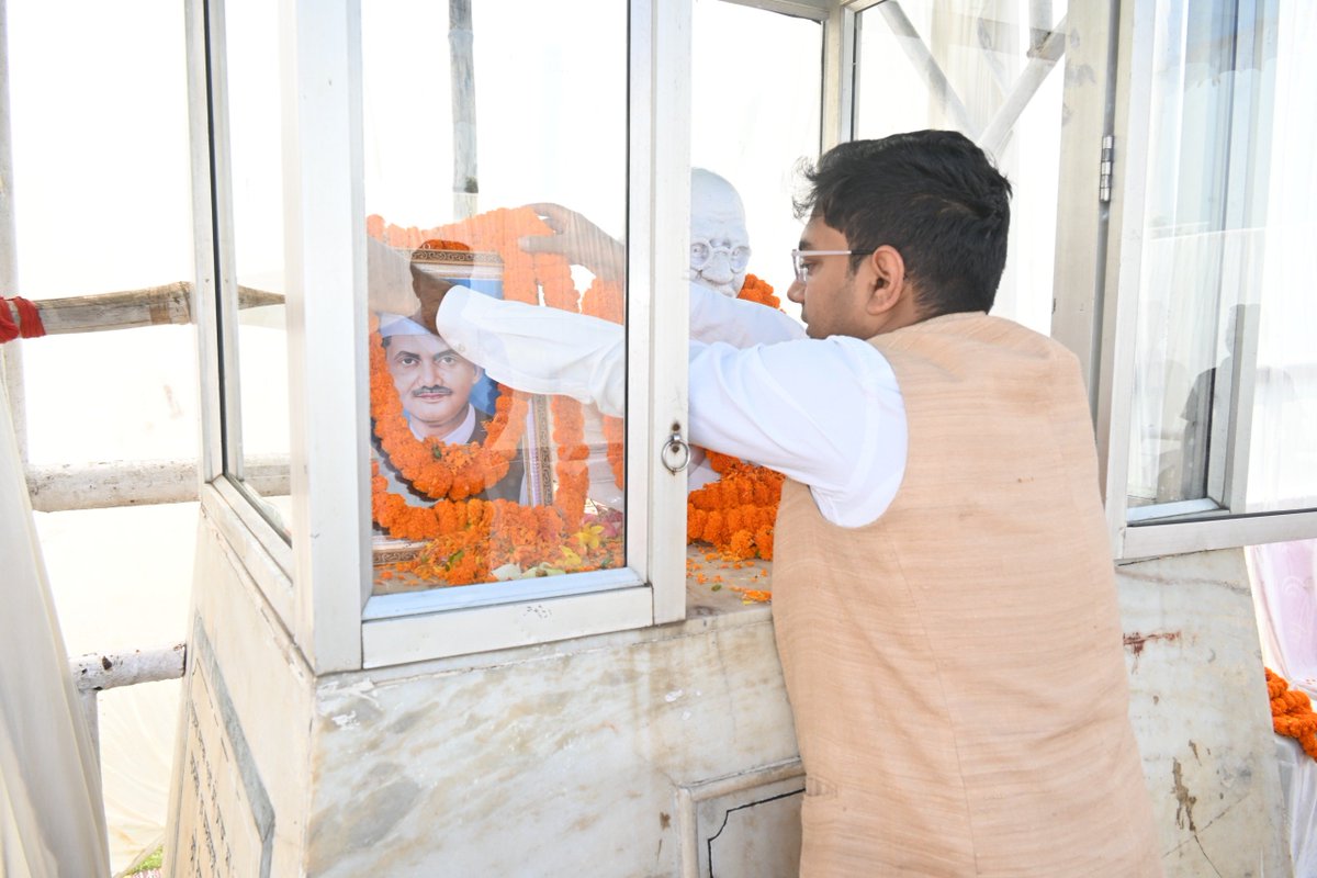 DumkaDc's tweet photo. राष्ट्रपिता महात्मा गांधी एवं पूर्व प्रधानमंत्री श्री लाल बहादुर शास्त्री की जयंती के अवसर पर महात्मा गांधी की प्रतिमा एवं श्री लाल बहादुर शास्त्री के चित्र पर माल्यार्पण कर श्रद्धासुमन अर्पित किया।

इस अवसर पर दोनों महापुरुषों के सत्य, अहिंसा, सादगी, कर्तव्यनिष्ठा एवं राष्ट्रसेवा के आदर्शों को स्मरण करते हुए जनहित एवं राष्ट्रहित में समर्पित भाव से कार्य करने का संकल्प लिया गया।

@HemantSorenJMM @prdjharkhand

#GandhiJayanti #LalBahadurShastriJayanti #Dumka