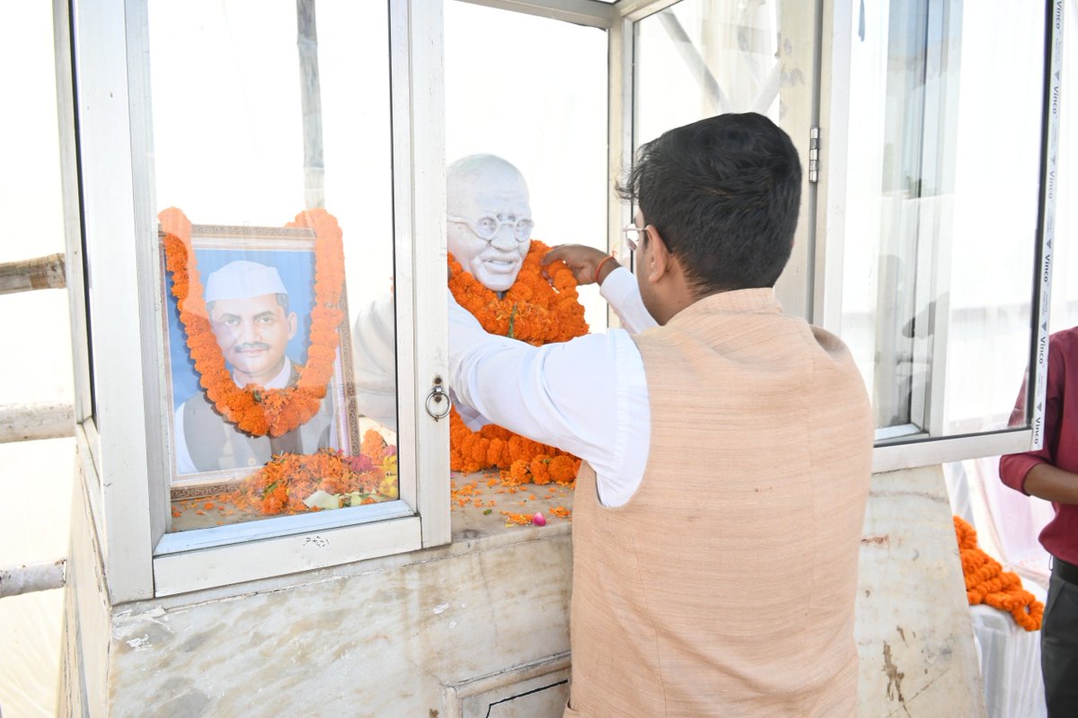 DumkaDc's tweet photo. राष्ट्रपिता महात्मा गांधी एवं पूर्व प्रधानमंत्री श्री लाल बहादुर शास्त्री की जयंती के अवसर पर महात्मा गांधी की प्रतिमा एवं श्री लाल बहादुर शास्त्री के चित्र पर माल्यार्पण कर श्रद्धासुमन अर्पित किया।

इस अवसर पर दोनों महापुरुषों के सत्य, अहिंसा, सादगी, कर्तव्यनिष्ठा एवं राष्ट्रसेवा के आदर्शों को स्मरण करते हुए जनहित एवं राष्ट्रहित में समर्पित भाव से कार्य करने का संकल्प लिया गया।

@HemantSorenJMM @prdjharkhand

#GandhiJayanti #LalBahadurShastriJayanti #Dumka