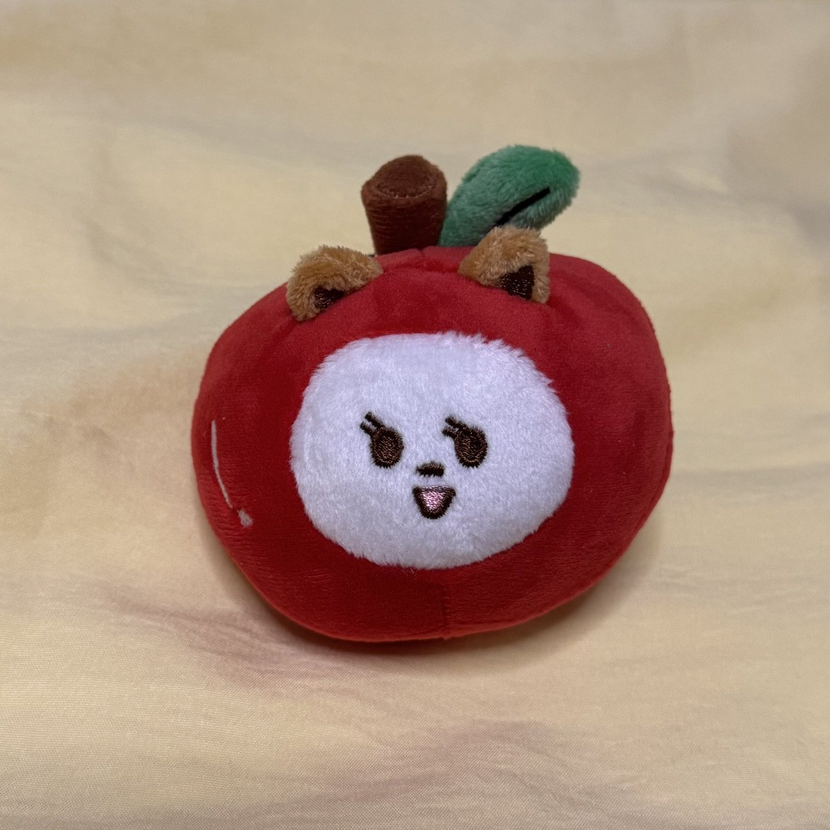 plaidbears's tweet photo. 💌📮 @lovingbeomkai @homewithgyu 
#angel_feedbacks  [ #domdeserves ] 🌟

sorry late feedback but i got my bamgeut stress ball alreadyyy! cutie so much 🤍 thank you so much for the updates &amp; smooth transac 🍎 https://t.co/UEtHHcY8LU