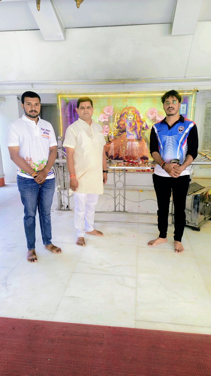 vinod4spnm's tweet photo. सेवा संकल्प अभियान के तहत बड़नगर से वाराणसी जा रही बाइक यात्रा के शाहजहाँपुर ठहराव पर यात्रा में शामिल साथियों के साथ बाबा विश्वनाथ मंदिर में माता रानी के चरणों में पूजा-अर्चना कर मा0 प्रधानमंत्री श्री @narendramodi के दीर्घायु एवं उत्तम स्वास्थ्य की कामना की
@idharampalsingh https://t.co/e1FeD6Xq0W