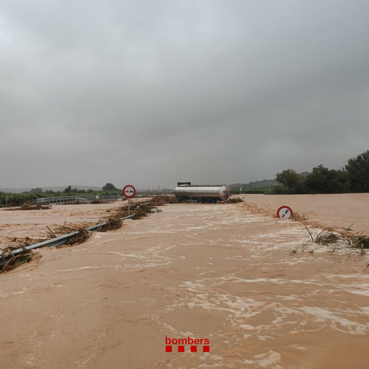 bomberscat's tweet photo. Als barrancs de la Galera i de Baiot al seu tram final, saltant la carretera C-12, rescatem il·lesos 2 conductors de dos tràilers atrapats per l'aigua. https://t.co/lxZHy9bcNI