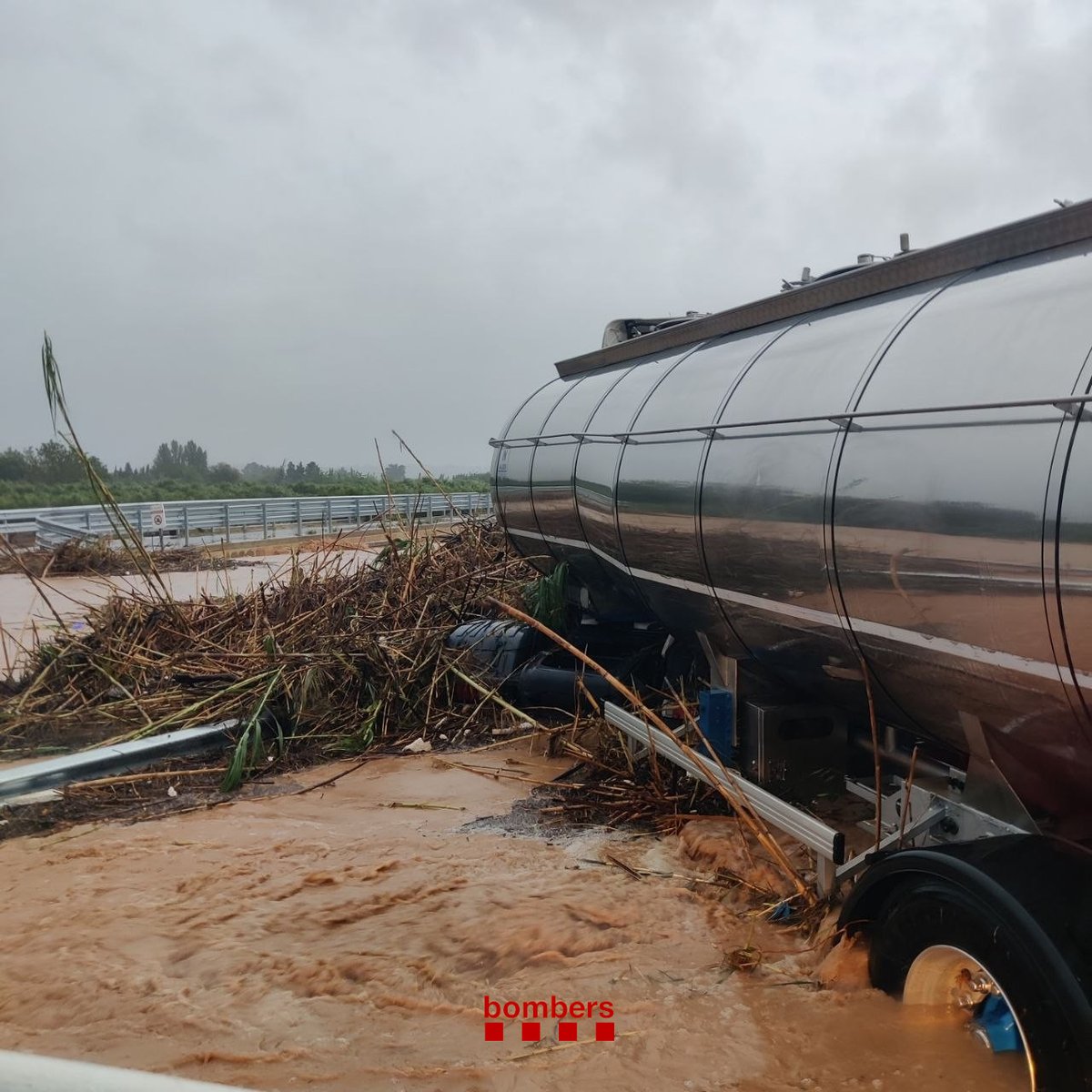 bomberscat's tweet photo. Als barrancs de la Galera i de Baiot al seu tram final, saltant la carretera C-12, rescatem il·lesos 2 conductors de dos tràilers atrapats per l'aigua. https://t.co/lxZHy9bcNI