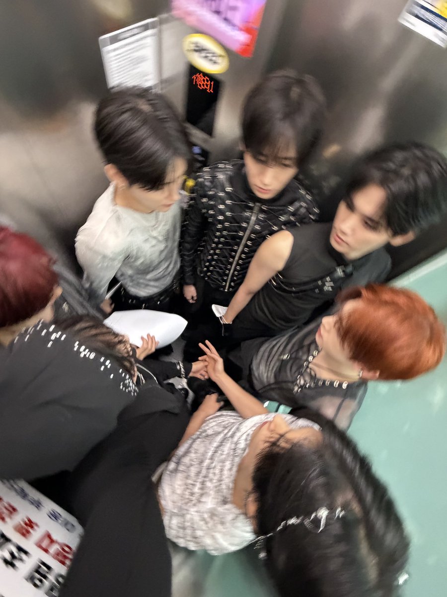 CRAVITY_twt's tweet photo. 엠카오면 엘베샷은 빠질 수 없어..
단체 엔딩까지 챙겨준 엠카가 신이야ㅜ🥹
#엠카 #크래비티 #형준 https://t.co/SWBqadO3sC
