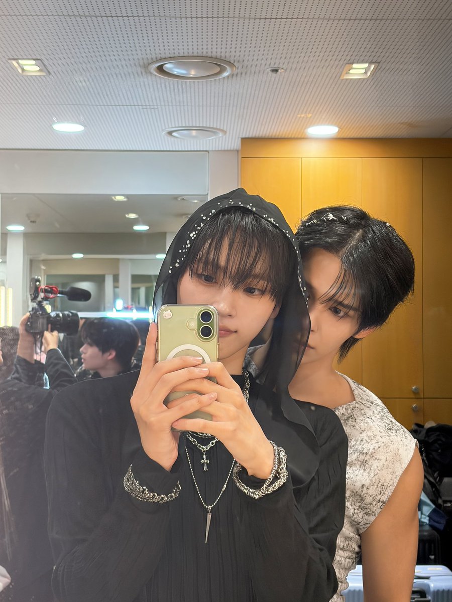 CRAVITY_twt's tweet photo. 엠카오면 엘베샷은 빠질 수 없어..
단체 엔딩까지 챙겨준 엠카가 신이야ㅜ🥹
#엠카 #크래비티 #형준 https://t.co/SWBqadO3sC