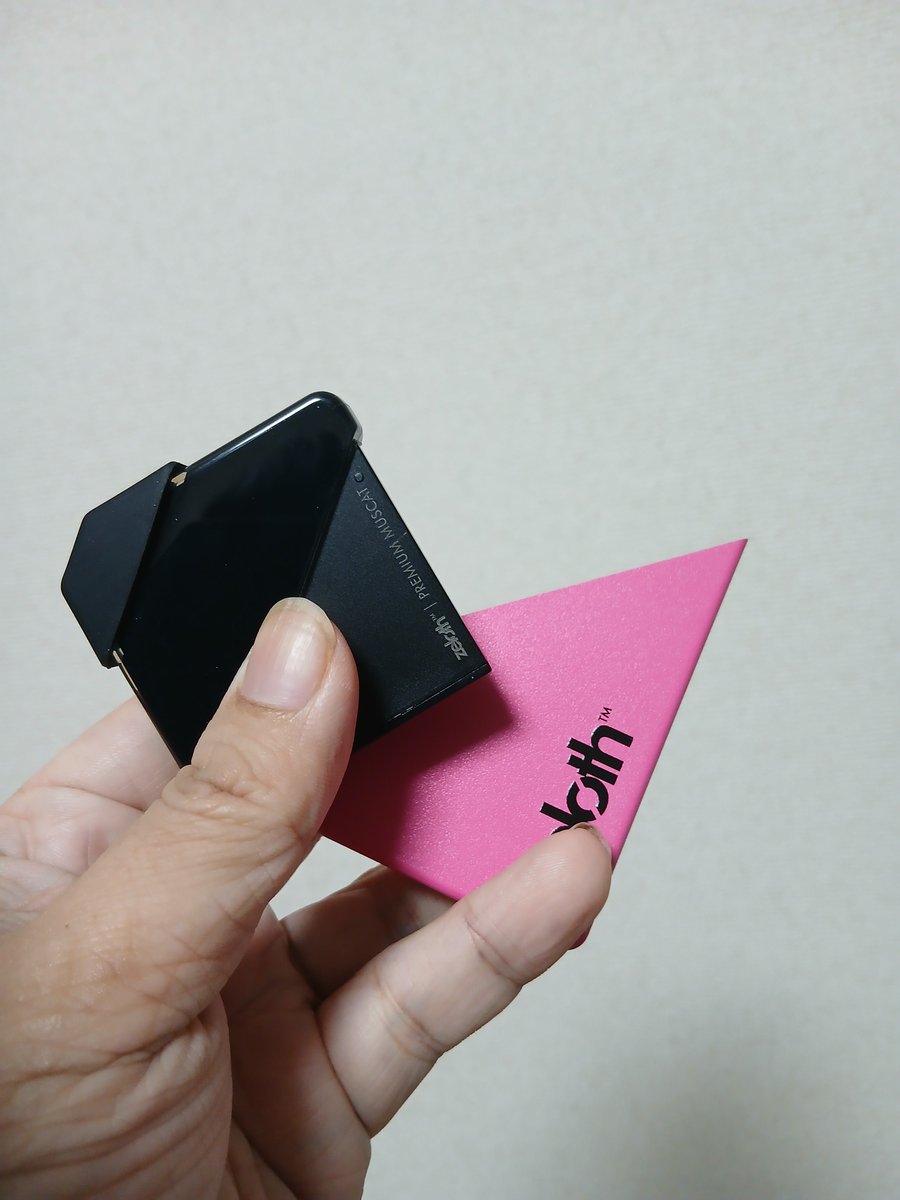 upupgiveup's tweet photo. プレゼントキャンペーンに当選したので、届いてからはずっとこればっかり吸ってた。
蒸気が出ない(出ても少ないし、すぐ消える)ので、作業しながらにこれ以上なく最適。
リキッドの性質か、甘さと香りが口の中に長く残るので、意外とチェーンしなくて済むのが良い。
#zeloth https://t.co/aNLDJsQu4h
