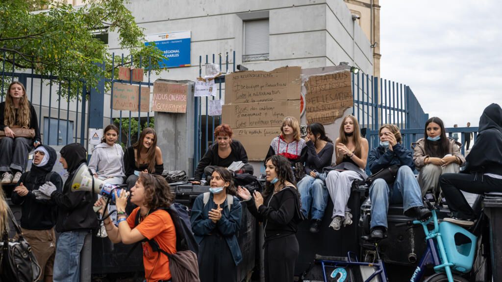 ultrascanhumint's tweet photo. Hundreds of French schools remain closed as student protests turn violent.
 
We expect the military to be deployed against any type of uprising or civil unrest.

https://t.co/W9TmVjlXIP https://t.co/gSMvTwzJqP
