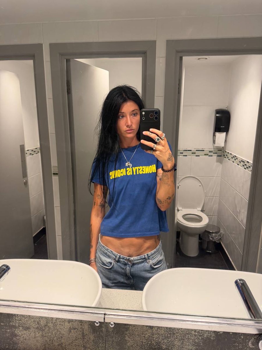 Jozyirl's tweet photo. 🚽 🤳 https://t.co/H3xGoOvI2H