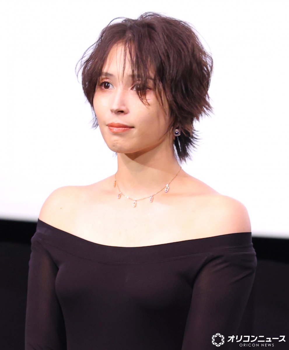 oricon's tweet photo. 広瀬アリス、髪をバッサリカット❗️
イメージチェンジの新ヘアでイベント登場
⠀
雨女ぶりに涙「私のシーンだけ毎回…」
https://t.co/WJFPkPLKy5
⠀
映画『沖晴くんの涙を殺して』舞台挨拶 https://t.co/6vmpKXIWg4