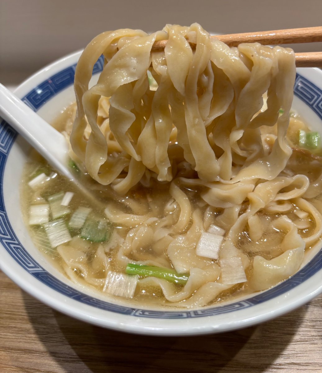 YUI98304714's tweet photo. さんや食堂　久米川
塩中華🍜＋中盛

未食の塩を求めて訪問🚲

煮干しの旨味が口の中に染み渡るスープは後引く味わいでめちゃくちゃ旨い😋

チャーシューの味付けも抜群👍

もっちりとした手切り麺は癖になる美味しさ‼️

ご馳走様でした🥢 https://t.co/WfCnjNDD1O