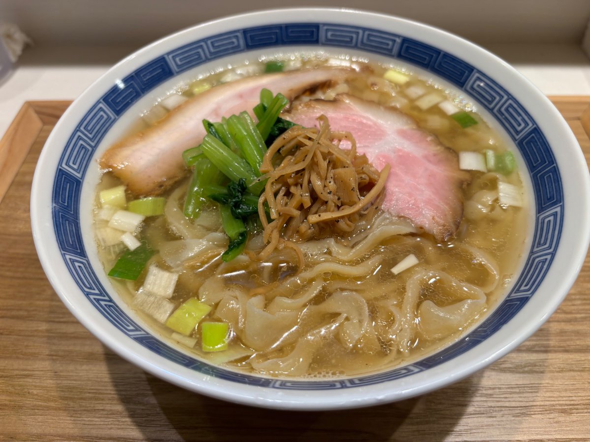 YUI98304714's tweet photo. さんや食堂　久米川
塩中華🍜＋中盛

未食の塩を求めて訪問🚲

煮干しの旨味が口の中に染み渡るスープは後引く味わいでめちゃくちゃ旨い😋

チャーシューの味付けも抜群👍

もっちりとした手切り麺は癖になる美味しさ‼️

ご馳走様でした🥢 https://t.co/WfCnjNDD1O