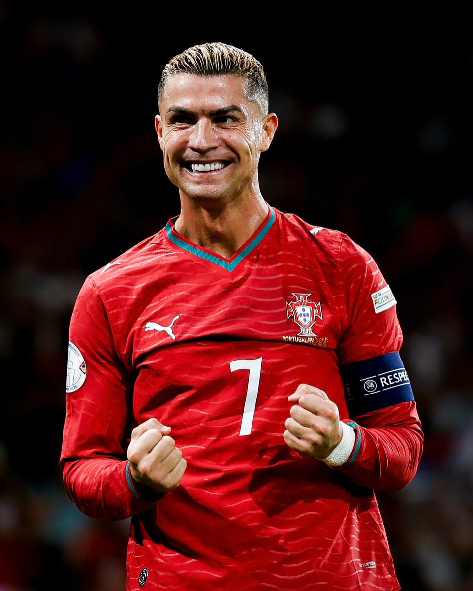 futbolarena's tweet photo. Rio Ferdinand: "Cristiano'dan önce Portekiz neredeydi? Ne başarmışlardı? Bırakın kazanmayı, turnuvaların finallerine bile kaç kez kat��labilmişlerdi? Beni rahatsız eden şey, birçok insanın Ronaldo'yu son 3-4 yılına bakarak değerlendirmesi." https://t.co/hwiBe8zGUs