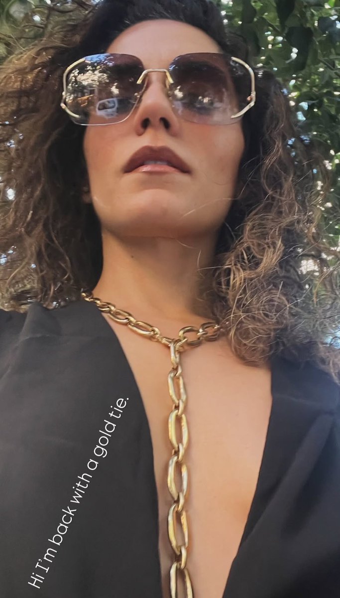 emilysjailbitch's tweet photo. this angle, so buzzy https://t.co/voW6aX0khq