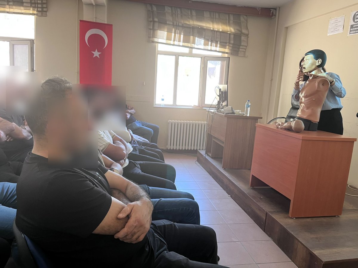 BitlisDSM's tweet photo. İlk yardım hayat kurtarır, farkındalık güçlendirir.

İl Sağlık Müdürlüğü ile yapılan iş birliği protokolü kapsamında Dr. İrem BAYRAKTAR tarafından yükümlülerimize İlk Yardım ve Dünya Alzheimer Günü kapsamında bilgilendirme ve farkındalık semineri gerçekleştirildi.

#BitlisDSM https://t.co/flXGJmf3H7