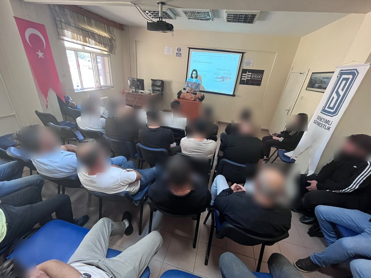 BitlisDSM's tweet photo. İlk yardım hayat kurtarır, farkındalık güçlendirir.

İl Sağlık Müdürlüğü ile yapılan iş birliği protokolü kapsamında Dr. İrem BAYRAKTAR tarafından yükümlülerimize İlk Yardım ve Dünya Alzheimer Günü kapsamında bilgilendirme ve farkındalık semineri gerçekleştirildi.

#BitlisDSM https://t.co/flXGJmf3H7