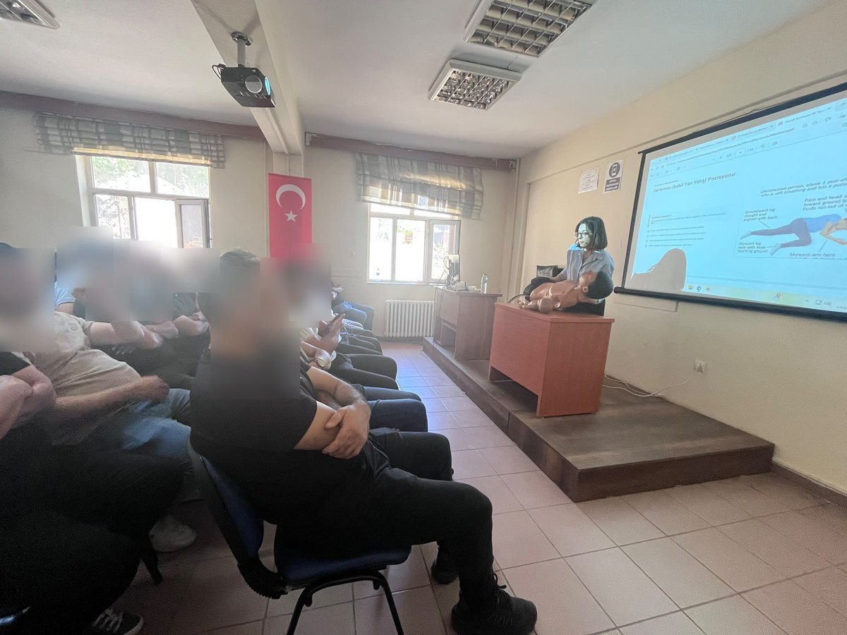 BitlisDSM's tweet photo. İlk yardım hayat kurtarır, farkındalık güçlendirir.

İl Sağlık Müdürlüğü ile yapılan iş birliği protokolü kapsamında Dr. İrem BAYRAKTAR tarafından yükümlülerimize İlk Yardım ve Dünya Alzheimer Günü kapsamında bilgilendirme ve farkındalık semineri gerçekleştirildi.

#BitlisDSM https://t.co/flXGJmf3H7