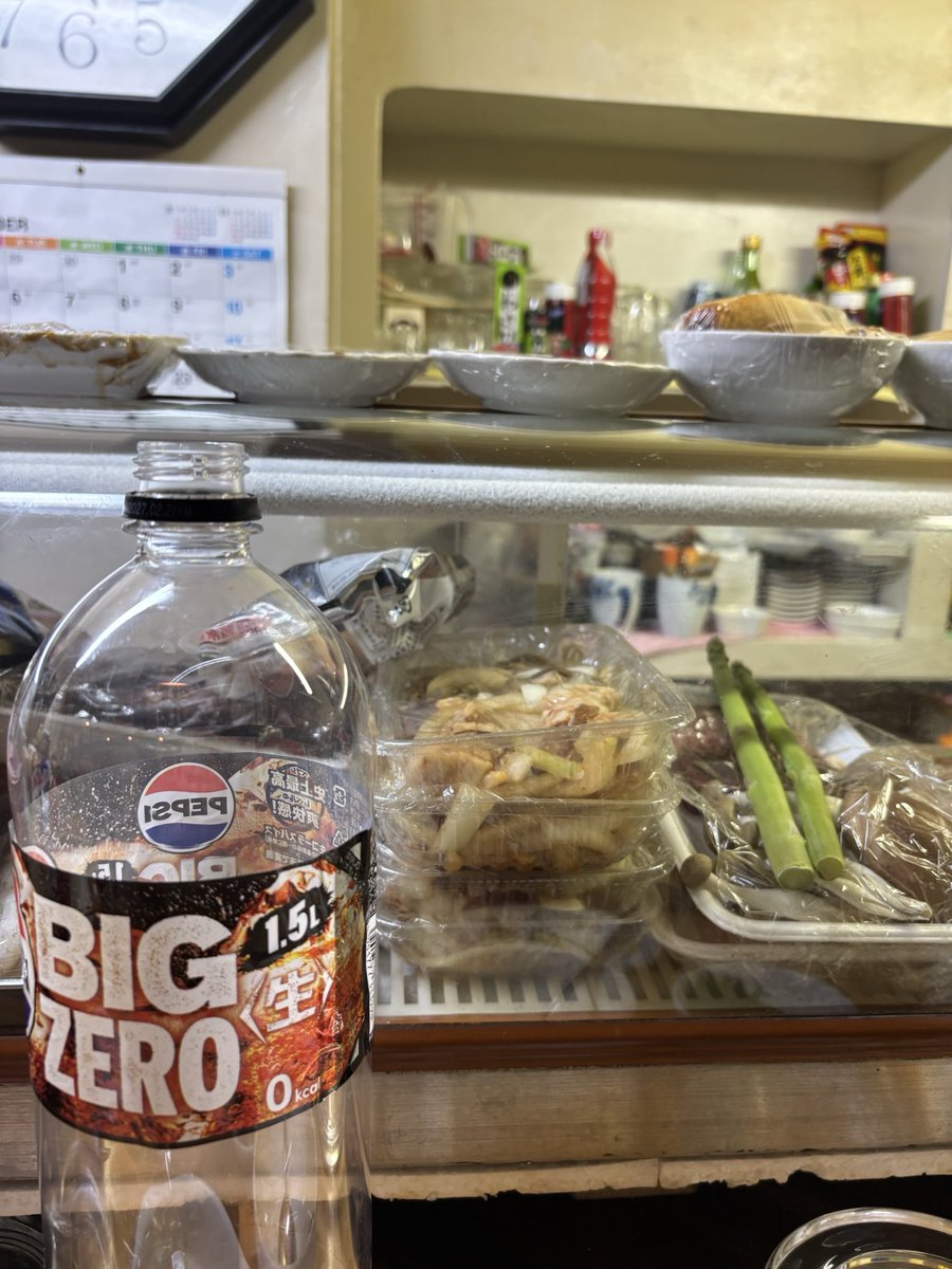 336454's tweet photo. これはここのおっちゃんが営業中に体に悪くないと信じて飲んでいるコーラ
一日2.5本飲むらしい、すごい https://t.co/vT9dTFdbsj