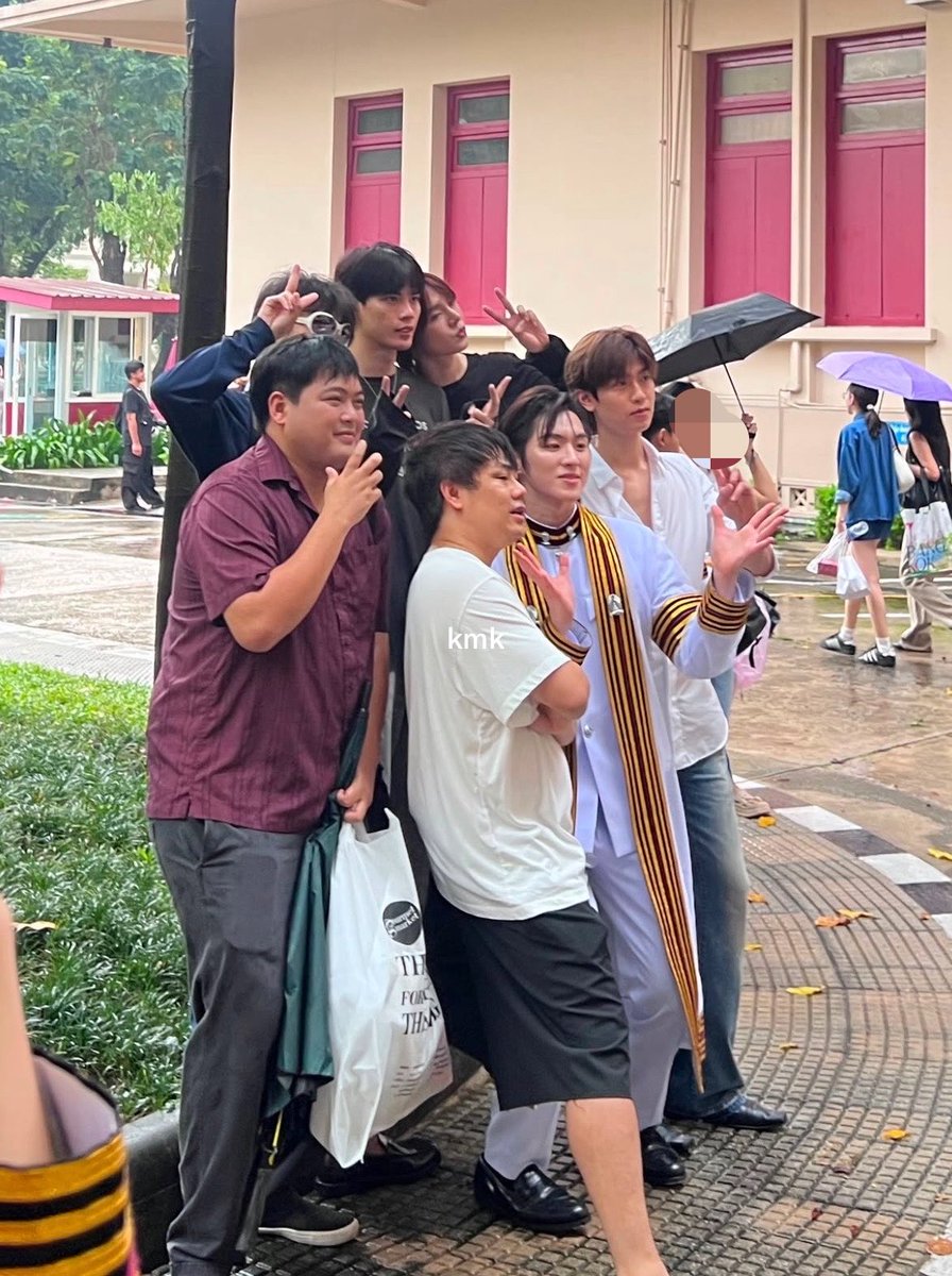 oohji04__'s tweet photo. เชิ้ตขาวชื่ออะไรหล่อมาก เป็นพี่ชายหรือแฟuบัณฑิตหรอคะ👁️🫦👁️ https://t.co/puclN7yZ4N