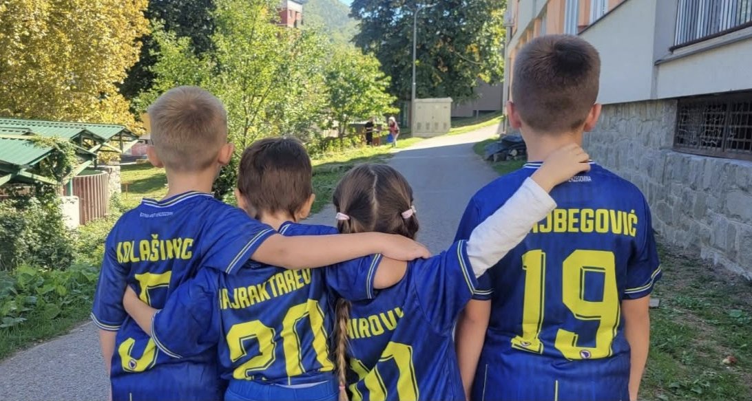 DisBalansX's tweet photo. Sarajlija iz Amerike poklonio je dresove reprezentacije BiH djeci u Srebrenici. Stotinjak mališana će na dan utakmice Bosne i Hercegovine i Švedske, te oproštaja kapitena Edina Džeke od bosanske nacionalne reprezentacije, obući dresove Zmajeva i osjetiti dio slavljeničke atmosfere. Dresovi su poklon Murata Alibašića, Nedima Runde i prijatelja. 🇧🇦