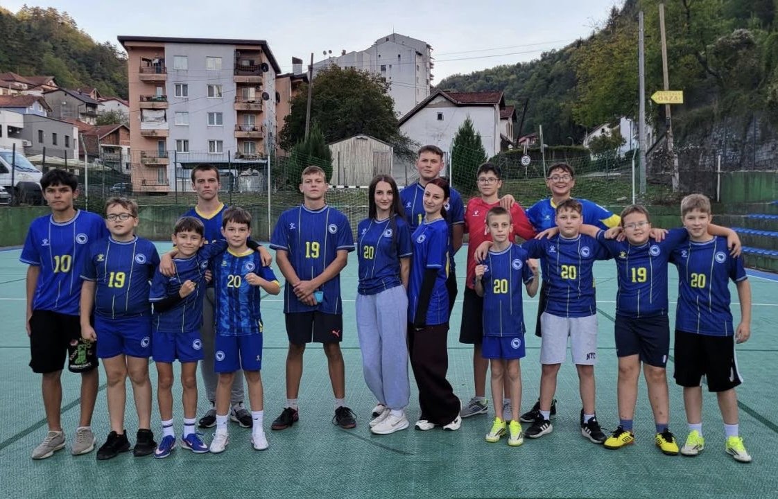 DisBalansX's tweet photo. Sarajlija iz Amerike poklonio je dresove reprezentacije BiH djeci u Srebrenici. Stotinjak mališana će na dan utakmice Bosne i Hercegovine i Švedske, te oproštaja kapitena Edina Džeke od bosanske nacionalne reprezentacije, obući dresove Zmajeva i osjetiti dio slavljeničke atmosfere. Dresovi su poklon Murata Alibašića, Nedima Runde i prijatelja. 🇧🇦