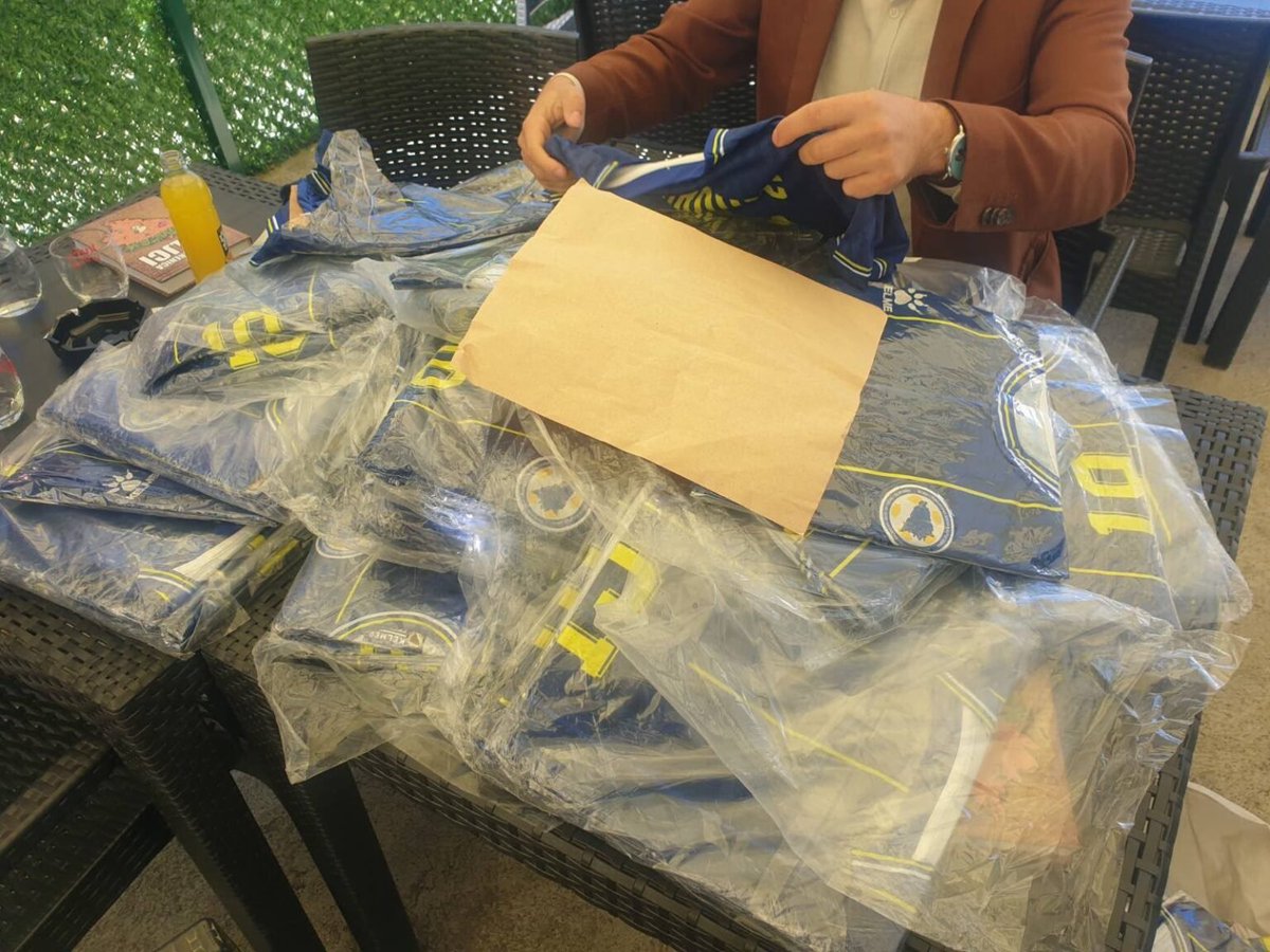 DisBalansX's tweet photo. Sarajlija iz Amerike poklonio je dresove reprezentacije BiH djeci u Srebrenici. Stotinjak mališana će na dan utakmice Bosne i Hercegovine i Švedske, te oproštaja kapitena Edina Džeke od bosanske nacionalne reprezentacije, obući dresove Zmajeva i osjetiti dio slavljeničke atmosfere. Dresovi su poklon Murata Alibašića, Nedima Runde i prijatelja. 🇧🇦