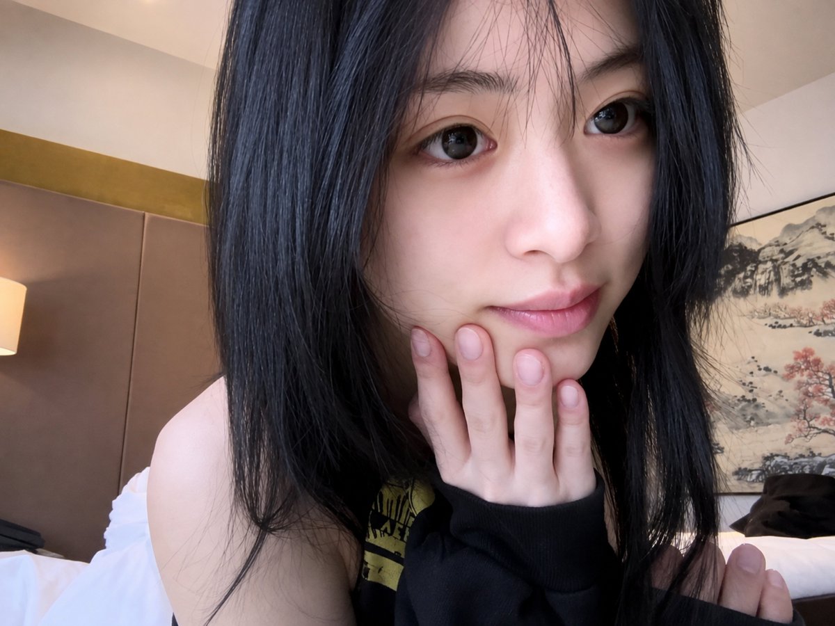 AXeRoNi's tweet photo. Real, natural beauty without any makeup. Are you seriously trying to prove something here? Hahaha, you ILLIT fans are so funny 🤣🤣🤣🤣 https://t.co/QxylHbN1tR
