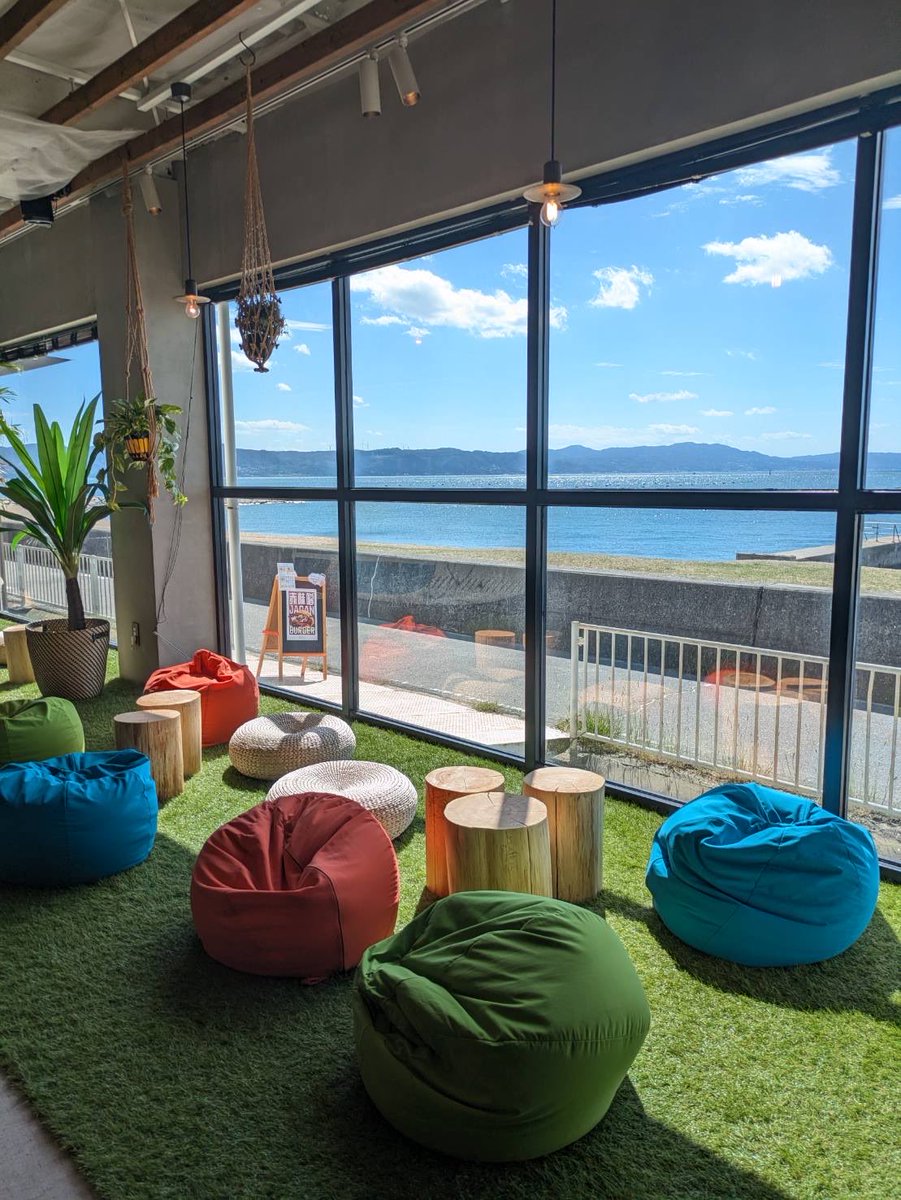 kirei_to_relax's tweet photo. 海を眺めながら、リフレッシュ🌊
このロケーション、最高すぎる。
明石の海辺で見つけた
HELLO WORLD BURGER 🍔
＠HelloWorld_aks @chanto_design https://t.co/tuKFrQuYHj