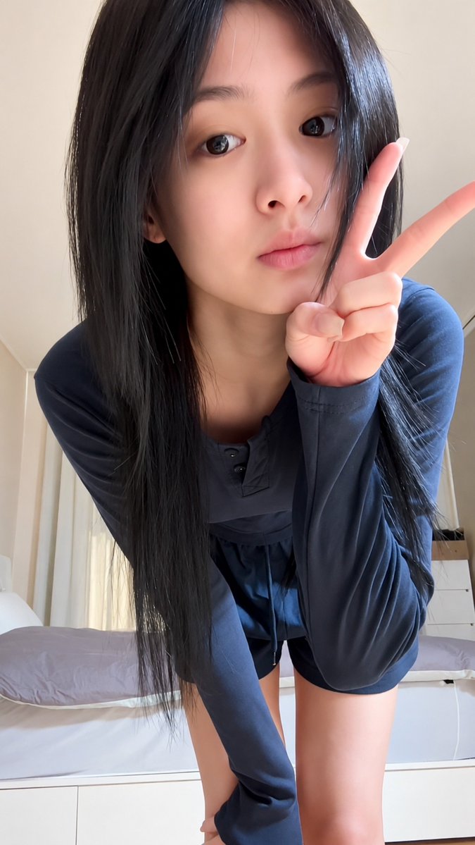 AXeRoNi's tweet photo. Real, natural beauty without any makeup. Are you seriously trying to prove something here? Hahaha, you ILLIT fans are so funny 🤣🤣🤣🤣 https://t.co/QxylHbN1tR