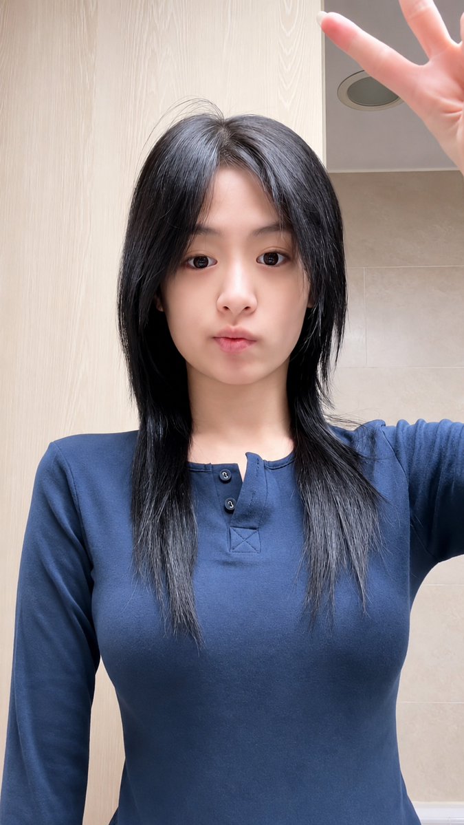 AXeRoNi's tweet photo. Real, natural beauty without any makeup. Are you seriously trying to prove something here? Hahaha, you ILLIT fans are so funny 🤣🤣🤣🤣 https://t.co/QxylHbN1tR