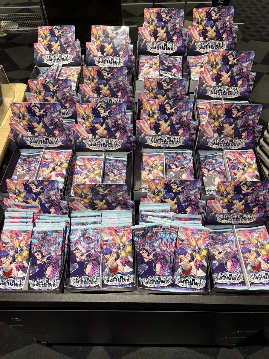 Libra0930aw's tweet photo. 仕事終わりで映画館到着
こういうバラ売りになってるのなんか新鮮
BOX単位で売ってないからドライブ+1パックなかったけどよく見たら箱のパッケージに載ってない？
劇場限定デザインってこと？
(もしかして情報出てた？) https://t.co/Law1iAoOv5
